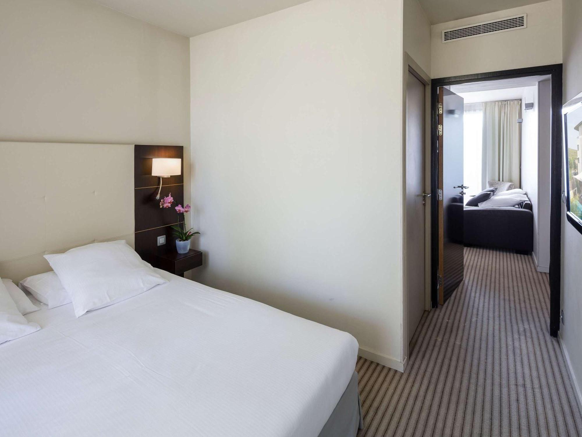 Mercure Aix-En-Provence La Duranne Gare Tgv Exterior foto